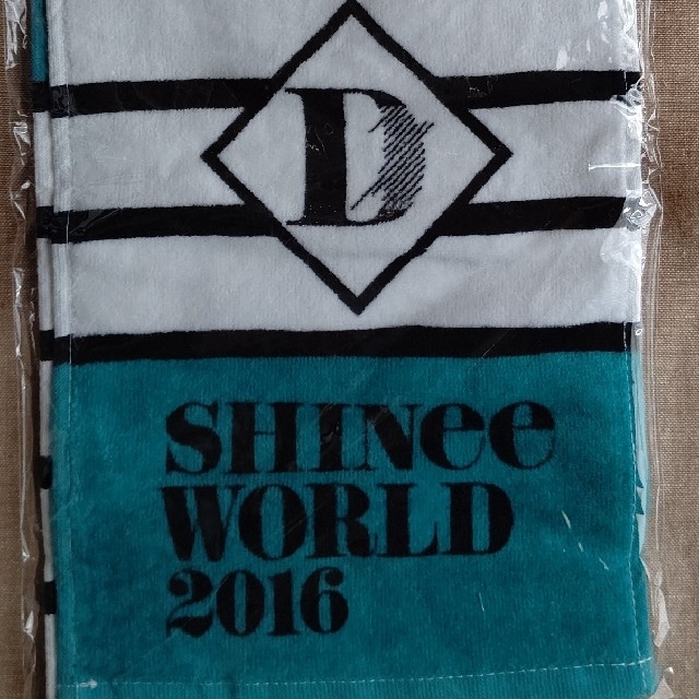 SHINee(シャイニー)のSHINee WORLD  2016 D×D×D  タオルマフラー エンタメ/ホビーのCD(K-POP/アジア)の商品写真