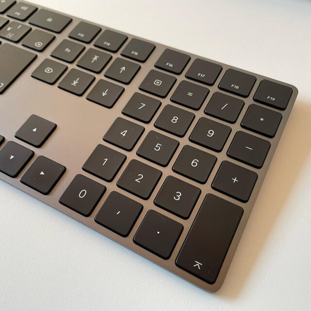 Apple(アップル)のApple magic keyboard スペースグレイ スマホ/家電/カメラのPC/タブレット(PCパーツ)の商品写真