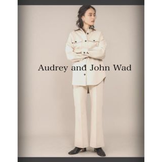 オードリーアンドジョンワッド(audrey and john wad)のAudrey and John Wad センターラインフレアパンツ　ベージュ(カジュアルパンツ)