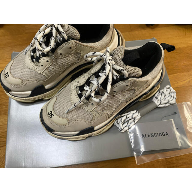 超人気新品 Balenciaga - BALENCIAGA トリプルS 36 バニラ スニーカー