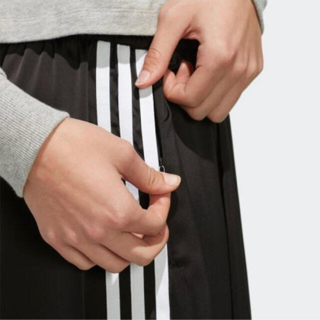 adidas(アディダス)のアディダス　サテンロングスカート　ブラック　Lサイズ レディースのスカート(ロングスカート)の商品写真