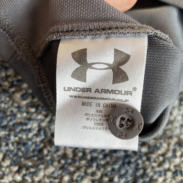 UNDER ARMOUR(アンダーアーマー)のUNDER ARMOURゴルフ　ポロシャツ　ダークグレー×レッド メンズのトップス(ポロシャツ)の商品写真