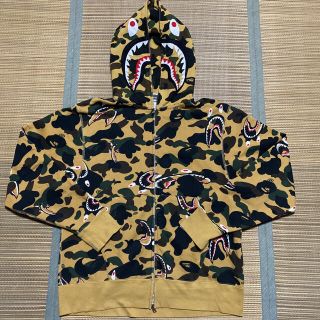 アベイシングエイプ(A BATHING APE)のAPE BAPE KAWS SHARK HOODIE シャークパーカー　M L(パーカー)