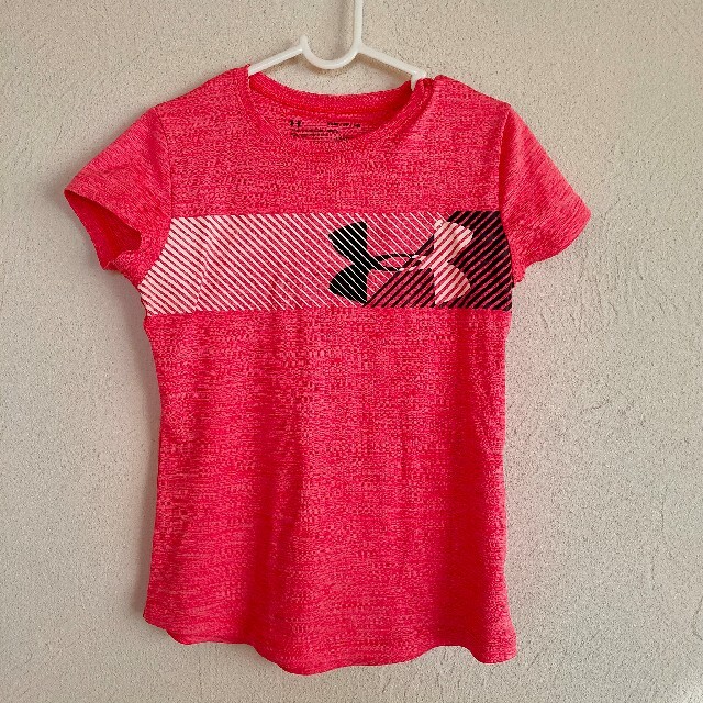 UNDER ARMOUR(アンダーアーマー)のアンダーアーマー 女の子 130 ピンク 訳ありスポーツTシャツ キッズ/ベビー/マタニティのキッズ服女の子用(90cm~)(Tシャツ/カットソー)の商品写真