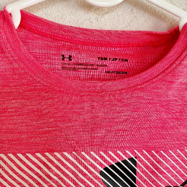 UNDER ARMOUR(アンダーアーマー)のアンダーアーマー 女の子 130 ピンク 訳ありスポーツTシャツ キッズ/ベビー/マタニティのキッズ服女の子用(90cm~)(Tシャツ/カットソー)の商品写真