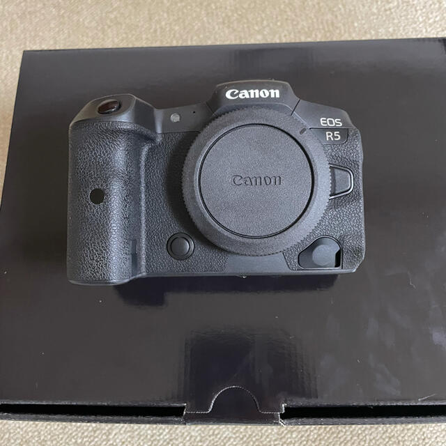 Canon(キヤノン)のCanon EOS R5 【おまけ多数あり】純正バッテリー×2など スマホ/家電/カメラのカメラ(ミラーレス一眼)の商品写真