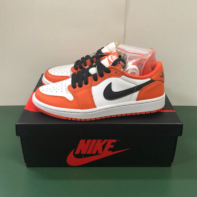 NIKE(ナイキ)のNIKE AIR JORDAN 1 LOW OG STARFISH WMNS レディースの靴/シューズ(スニーカー)の商品写真