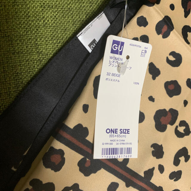 GU(ジーユー)のGU スカーフ未使用　65✖️65  レディースのファッション小物(バンダナ/スカーフ)の商品写真
