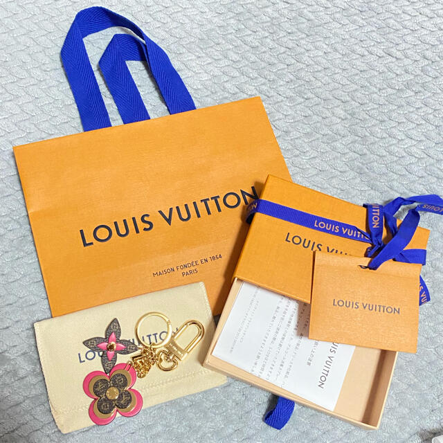 LOUIS VUITTON(ルイヴィトン)のI-様専用　ルイヴィトン　ポルト　クレ　ブルーミング　モノグラムフラワー レディースのファッション小物(キーホルダー)の商品写真