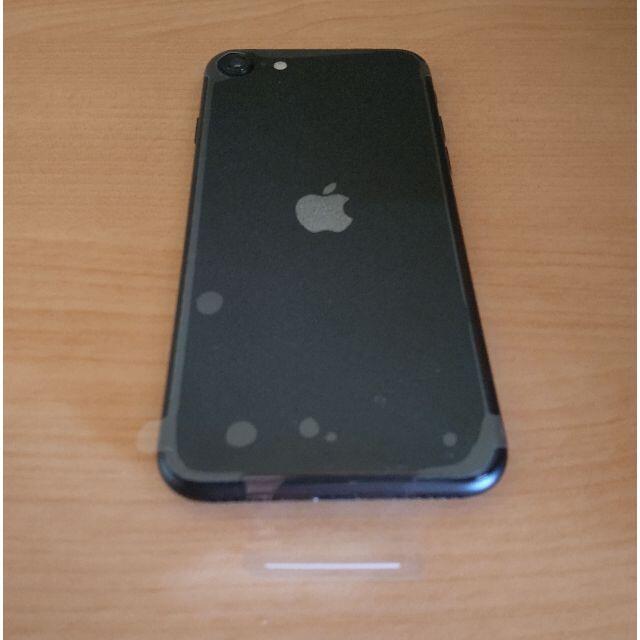 Apple(アップル)の未使用　iPhone SE2    64GB 黒　simロック解除・初期化済 スマホ/家電/カメラのスマートフォン/携帯電話(スマートフォン本体)の商品写真