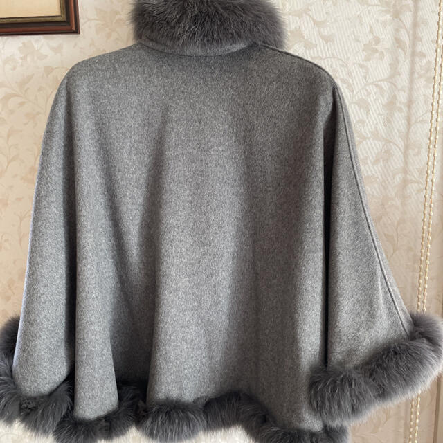 うーたん様【美品】SAGA FURS ブルーフォックス　カシミヤ　ポンチョ レディースのジャケット/アウター(ポンチョ)の商品写真