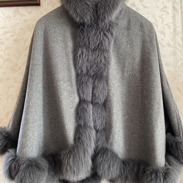 うーたん様【美品】SAGA FURS ブルーフォックス　カシミヤ　ポンチョ レディースのジャケット/アウター(ポンチョ)の商品写真