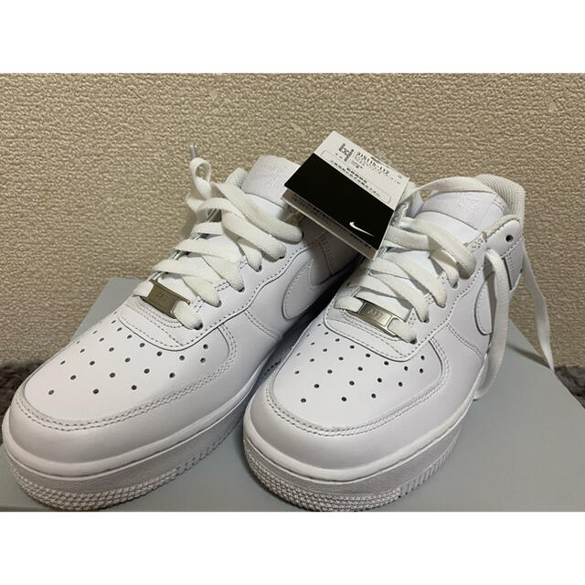 NIKE(ナイキ)のNIKE WMNS AIR FORCE 1 ’07エアフォース1 24.5cm レディースの靴/シューズ(スニーカー)の商品写真