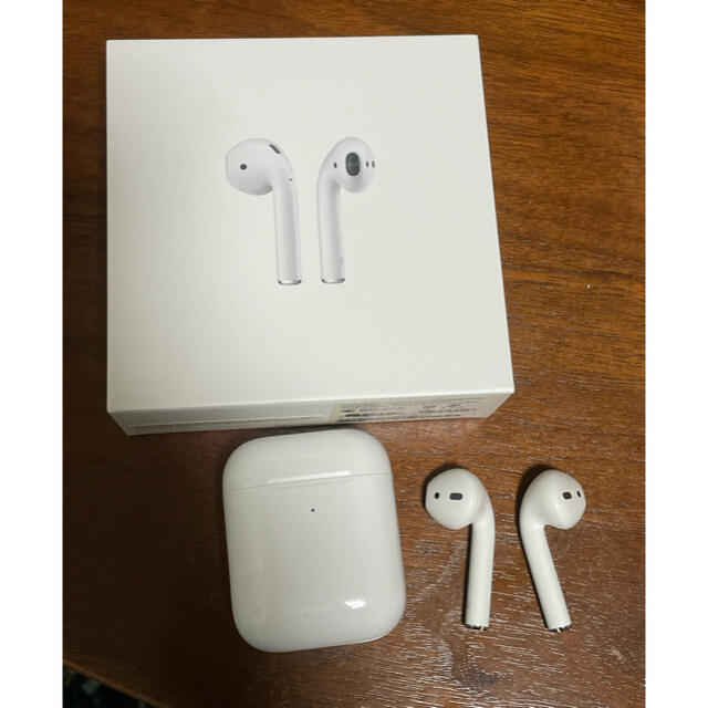 Apple(アップル)のAirPods with Wireless Charging Case 第二世代 スマホ/家電/カメラのオーディオ機器(ヘッドフォン/イヤフォン)の商品写真