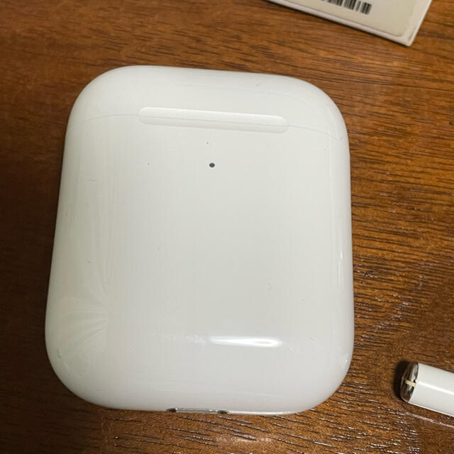 Apple(アップル)のAirPods with Wireless Charging Case 第二世代 スマホ/家電/カメラのオーディオ機器(ヘッドフォン/イヤフォン)の商品写真