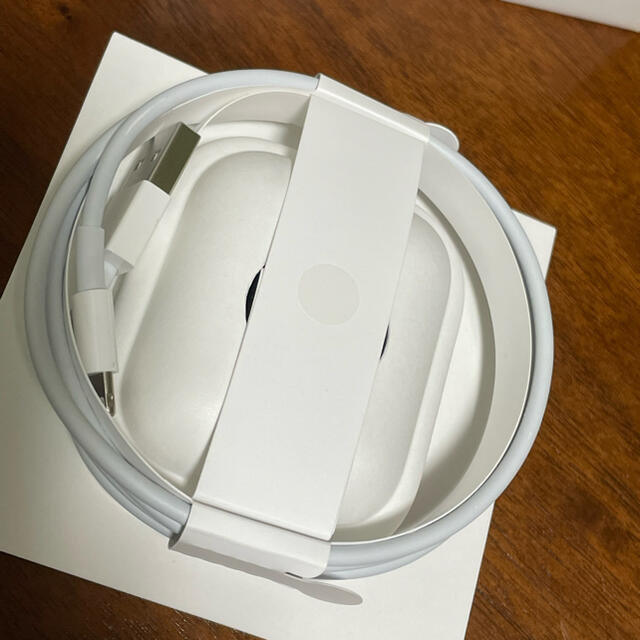 Apple(アップル)のAirPods with Wireless Charging Case 第二世代 スマホ/家電/カメラのオーディオ機器(ヘッドフォン/イヤフォン)の商品写真