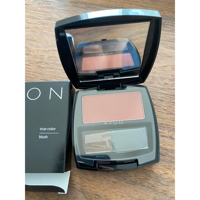 AVON(エイボン)のAVONのチーク　新品未使用 コスメ/美容のスキンケア/基礎化粧品(その他)の商品写真