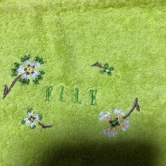 ELLE(エル)のエル　ハンドタオル　ELLE ロゴ刺繍とお花刺繍　ライムグリーン レディースのファッション小物(ハンカチ)の商品写真