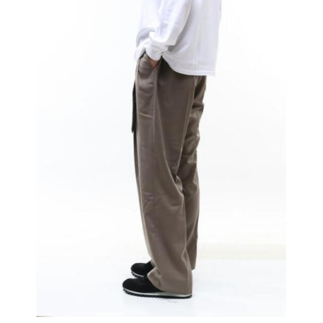 YOKE (ヨーク) BELTED 2TUCK WIDE TROUSERS レディースのパンツ(その他)の商品写真