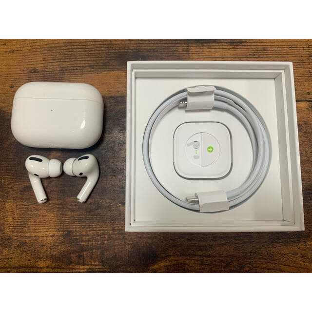 Apple(アップル)のAirPods pro 美品 スマホ/家電/カメラのオーディオ機器(ヘッドフォン/イヤフォン)の商品写真