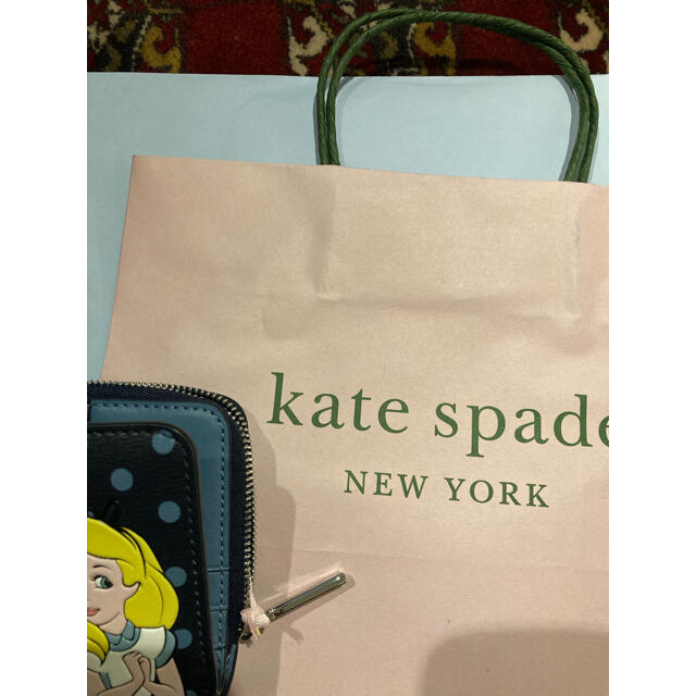 kate spade new york(ケイトスペードニューヨーク)のディズニー ケイト・スペード ニューヨーク アリス バイフォールド ウォレット レディースのファッション小物(財布)の商品写真