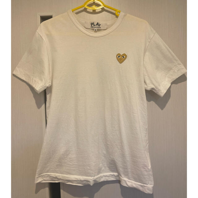 COMME des GARCONS(コムデギャルソン)のMサイズ  プレイコムデギャルソン ゴールド Tシャツ ホワイト  メンズのトップス(Tシャツ/カットソー(半袖/袖なし))の商品写真