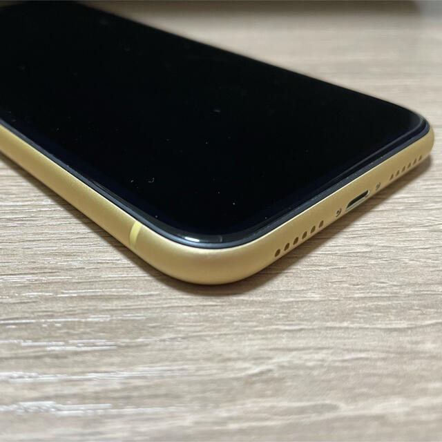 iPhone(アイフォーン)の【美品】iPhone XR Yellow 128 GB Softbank スマホ/家電/カメラのスマートフォン/携帯電話(スマートフォン本体)の商品写真