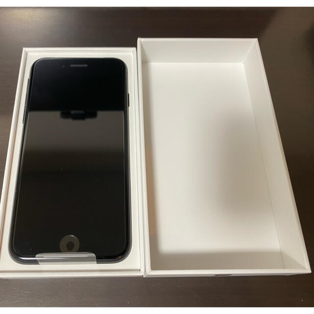 iPhone(アイフォーン)の【新品未使用】 iPhone SE2 128GB ブラック SIMフリー スマホ/家電/カメラのスマートフォン/携帯電話(スマートフォン本体)の商品写真