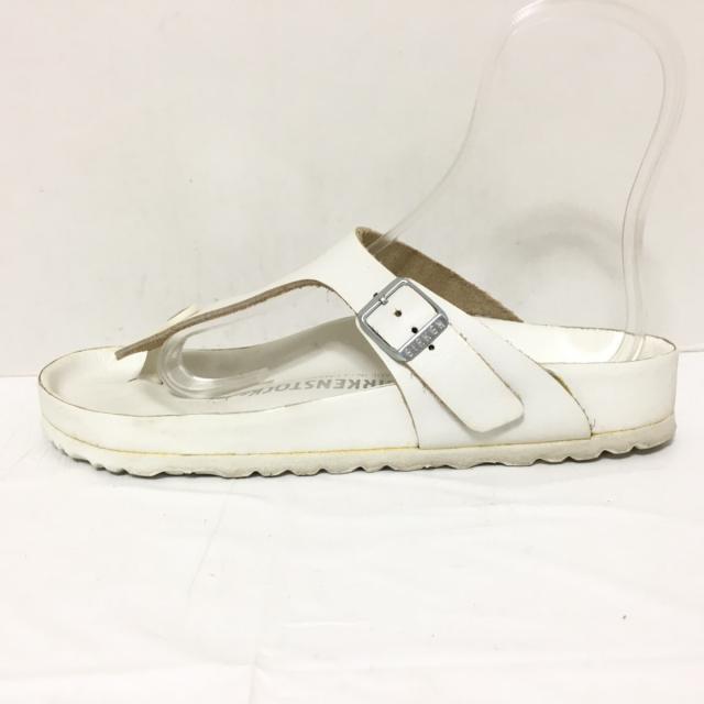 BIRKENSTOCK(ビルケンシュトック)のビルケンシュトック サンダル 38 - 白 合皮 レディースの靴/シューズ(サンダル)の商品写真