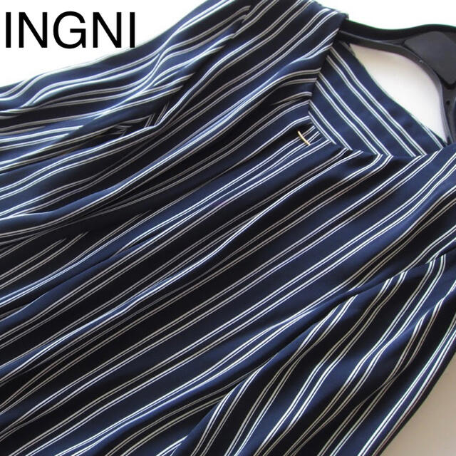 INGNI(イング)のINGNI/イング 新品 ピン付きストライプとろみブラウス/NV レディースのトップス(シャツ/ブラウス(長袖/七分))の商品写真