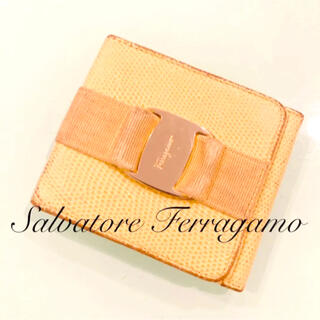 サルヴァトーレフェラガモ(Salvatore Ferragamo)のサルヴァトーレフェラガモ　二つ折り財布　朝薄型　ヴァラ　クリームイエローミニ財布(財布)