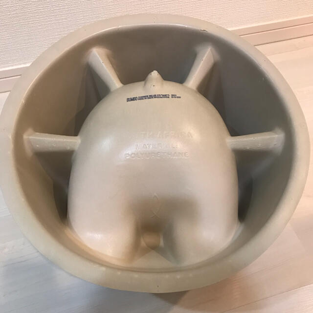 Bumbo(バンボ)のバンボ　サンドベージュ　グレージュ キッズ/ベビー/マタニティのキッズ/ベビー/マタニティ その他(その他)の商品写真