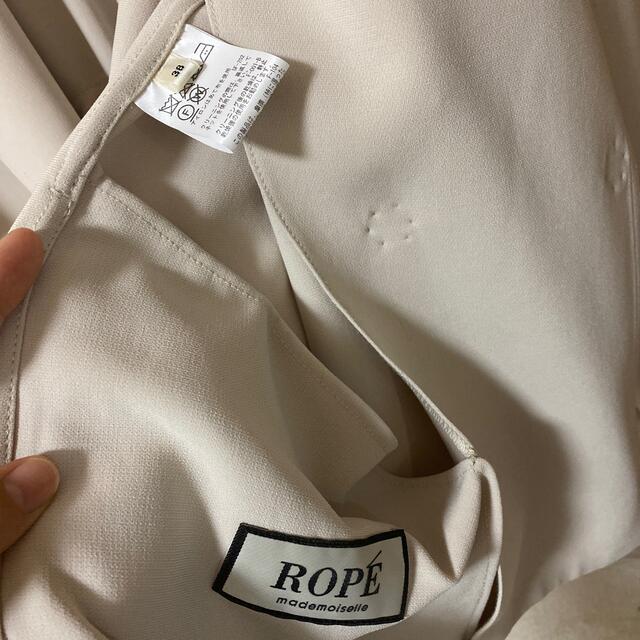ROPE’(ロペ)のトロミショートトレンチコート レディースのジャケット/アウター(トレンチコート)の商品写真