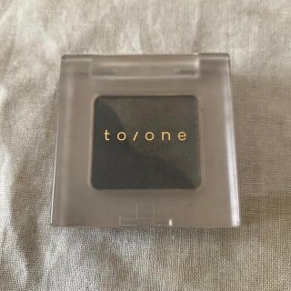 コスメキッチン(Cosme Kitchen)のto/one トーン　ペタルアイシャドウ　25 グレー(アイシャドウ)