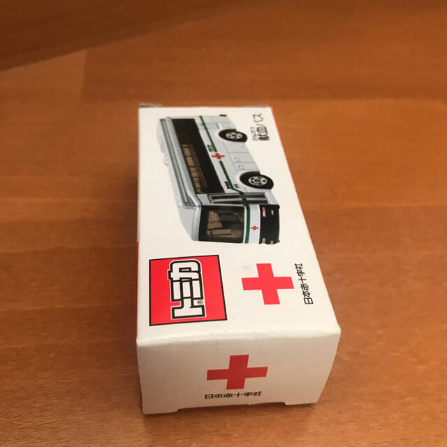 トミカ赤十字献血バス エンタメ/ホビーのおもちゃ/ぬいぐるみ(ミニカー)の商品写真