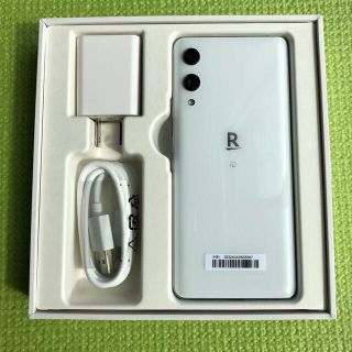 ラクテン(Rakuten)のRakuten hand P710 本体 ホワイト 楽天モバイル版 Unlimi(スマートフォン本体)