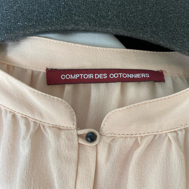 Comptoir des cotonniers(コントワーデコトニエ)のコントワードコトニエ　シルクブラウス　スキッパー　ピンクベージュ レディースのトップス(シャツ/ブラウス(長袖/七分))の商品写真