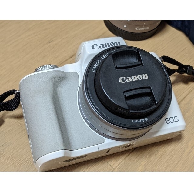 Canon(キヤノン)のeos kiss m ダブルレンズキット スマホ/家電/カメラのカメラ(ミラーレス一眼)の商品写真