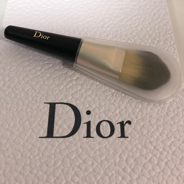 Dior(ディオール)のかん様専用　Dior ファンデーションブラシ　丸平タイプ コスメ/美容のメイク道具/ケアグッズ(チーク/フェイスブラシ)の商品写真