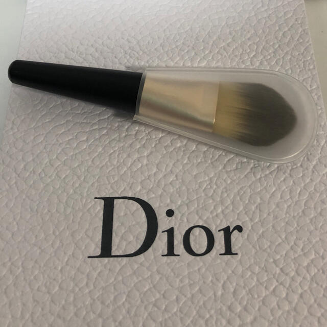 Dior(ディオール)のかん様専用　Dior ファンデーションブラシ　丸平タイプ コスメ/美容のメイク道具/ケアグッズ(チーク/フェイスブラシ)の商品写真