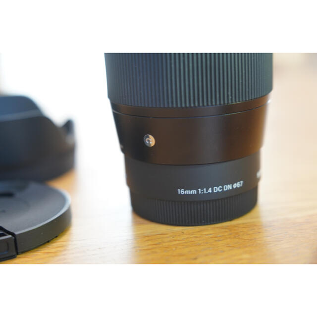 SIGMA(シグマ)のSIGMA 16mm f1.4 美品　使用数回　Eマウント スマホ/家電/カメラのカメラ(レンズ(単焦点))の商品写真