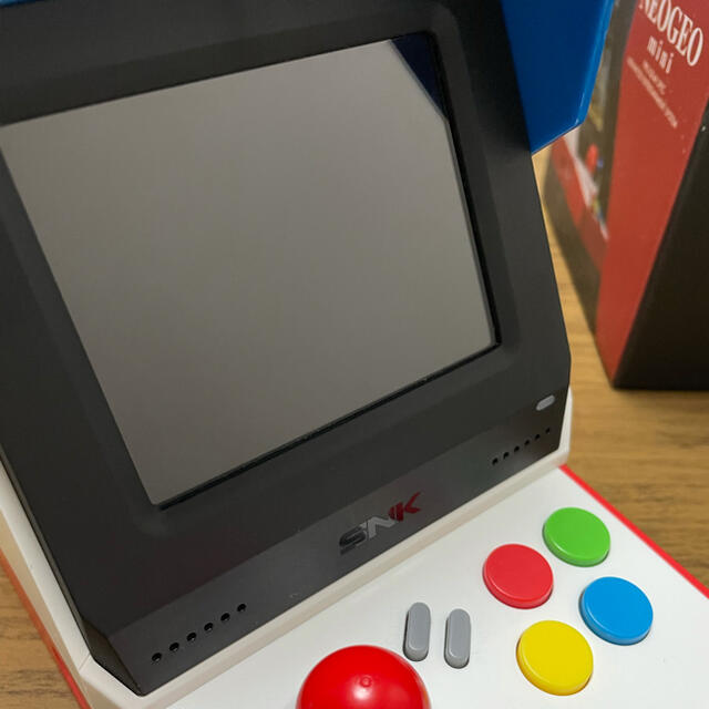 NEOGEO(ネオジオ)のSNK ネオジオミニ 本体 NEOGEO MINI エンタメ/ホビーのゲームソフト/ゲーム機本体(家庭用ゲーム機本体)の商品写真