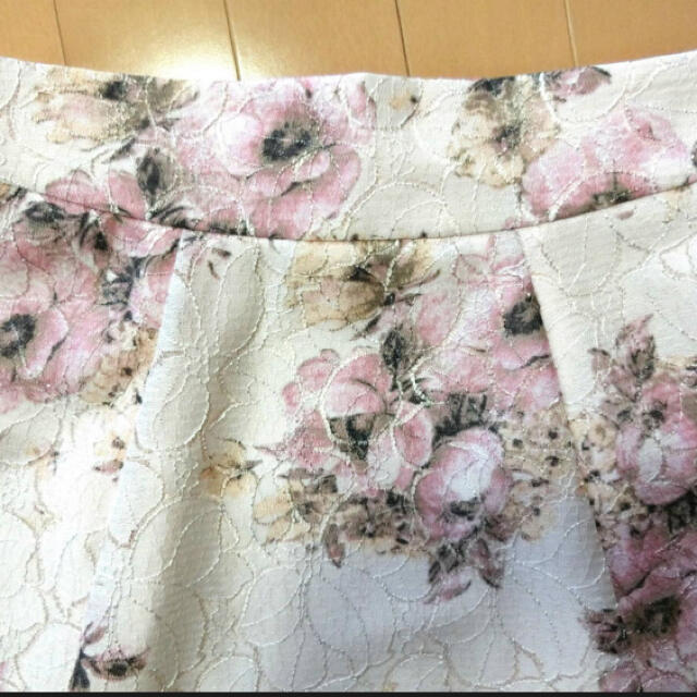 MISCH MASCH(ミッシュマッシュ)の【美品】【美人百科掲載】☆MISCH MASCH☆ 花柄レーススカート レディースのスカート(ひざ丈スカート)の商品写真