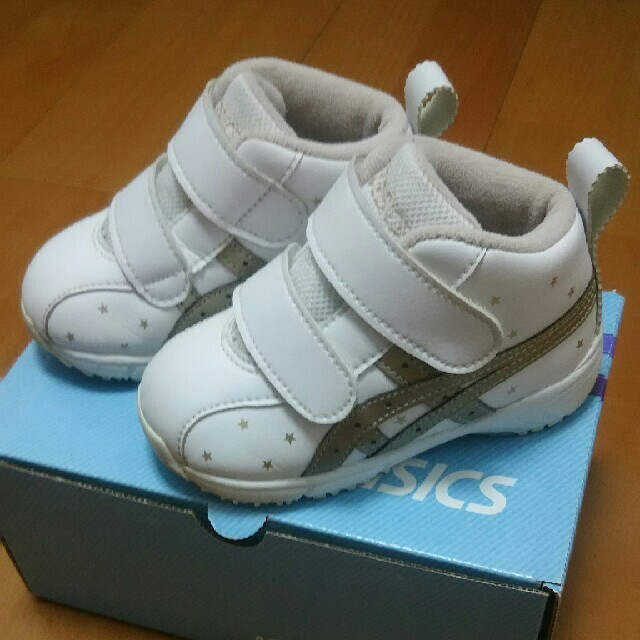 asics(アシックス)のasics 13.5㎝ 金の星柄のスニーカー キッズ/ベビー/マタニティのベビー靴/シューズ(~14cm)(スニーカー)の商品写真