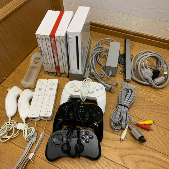 Wii(ウィー)のWii 本体　ソフト×6 セット エンタメ/ホビーのゲームソフト/ゲーム機本体(家庭用ゲーム機本体)の商品写真