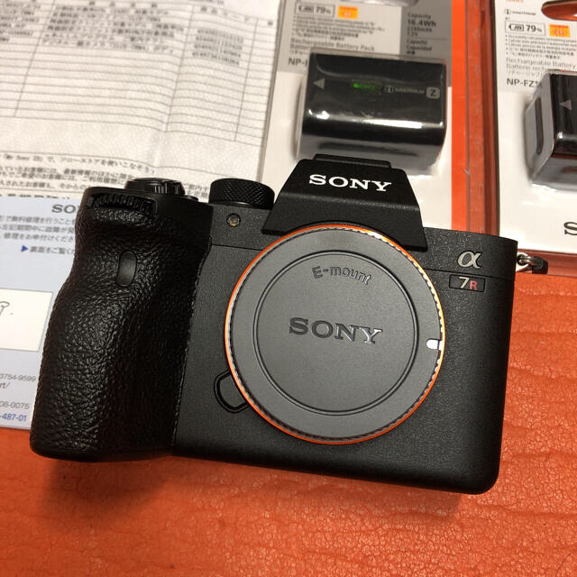 SONY(ソニー)のSONY α7 ILCE-7RM4 ボディ＋おまけ(バッテリー2つ) スマホ/家電/カメラのカメラ(ミラーレス一眼)の商品写真