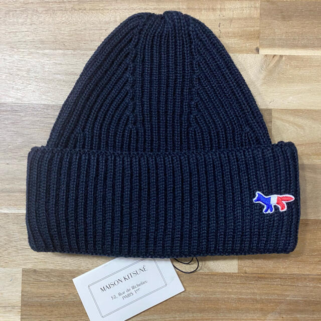 MAISON KITSUNE'(メゾンキツネ)の新品　メゾンキツネ　ニット帽 ニットキャップ　メンズ　レディース　ブラック　黒 レディースの帽子(ニット帽/ビーニー)の商品写真