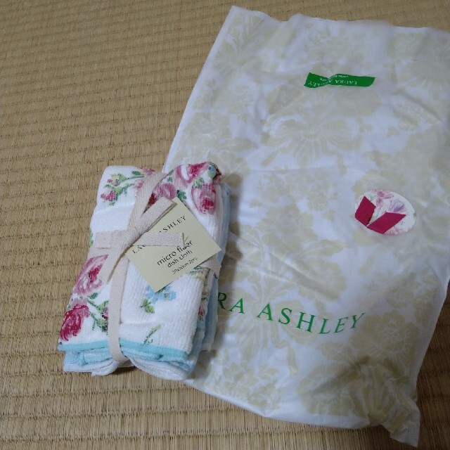 LAURA ASHLEY(ローラアシュレイ)のローラアシュレイ　ハンカチ２枚セット　新品未使用 レディースのファッション小物(ハンカチ)の商品写真