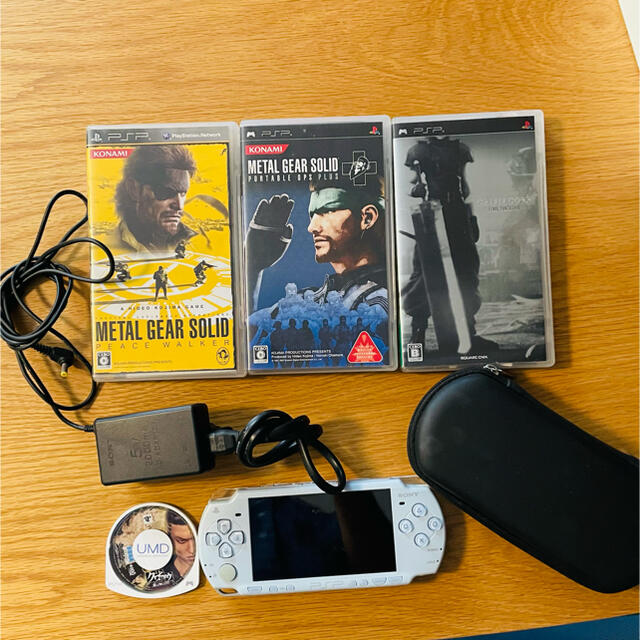 SONY(ソニー)のSONY PSP2000 ソフト３本セット エンタメ/ホビーのゲームソフト/ゲーム機本体(携帯用ゲーム機本体)の商品写真