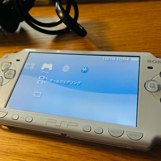 SONY(ソニー)のSONY PSP2000 ソフト３本セット エンタメ/ホビーのゲームソフト/ゲーム機本体(携帯用ゲーム機本体)の商品写真